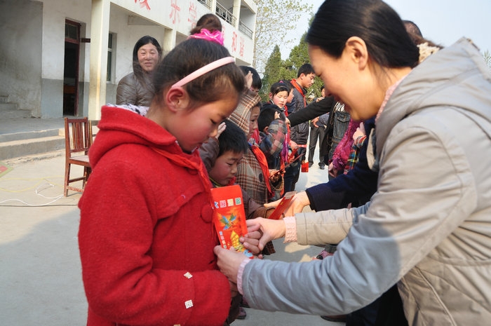 连云港市邮政局将道德讲堂送到留守儿童学校
