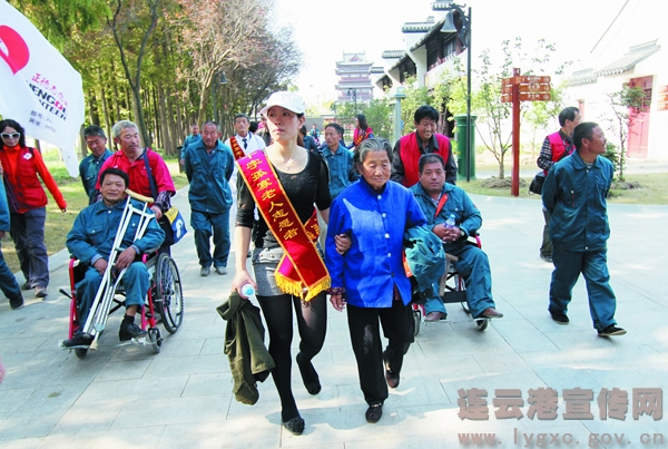 灌南县组织孤寡老人及残疾人游览二郎神文化遗迹公园