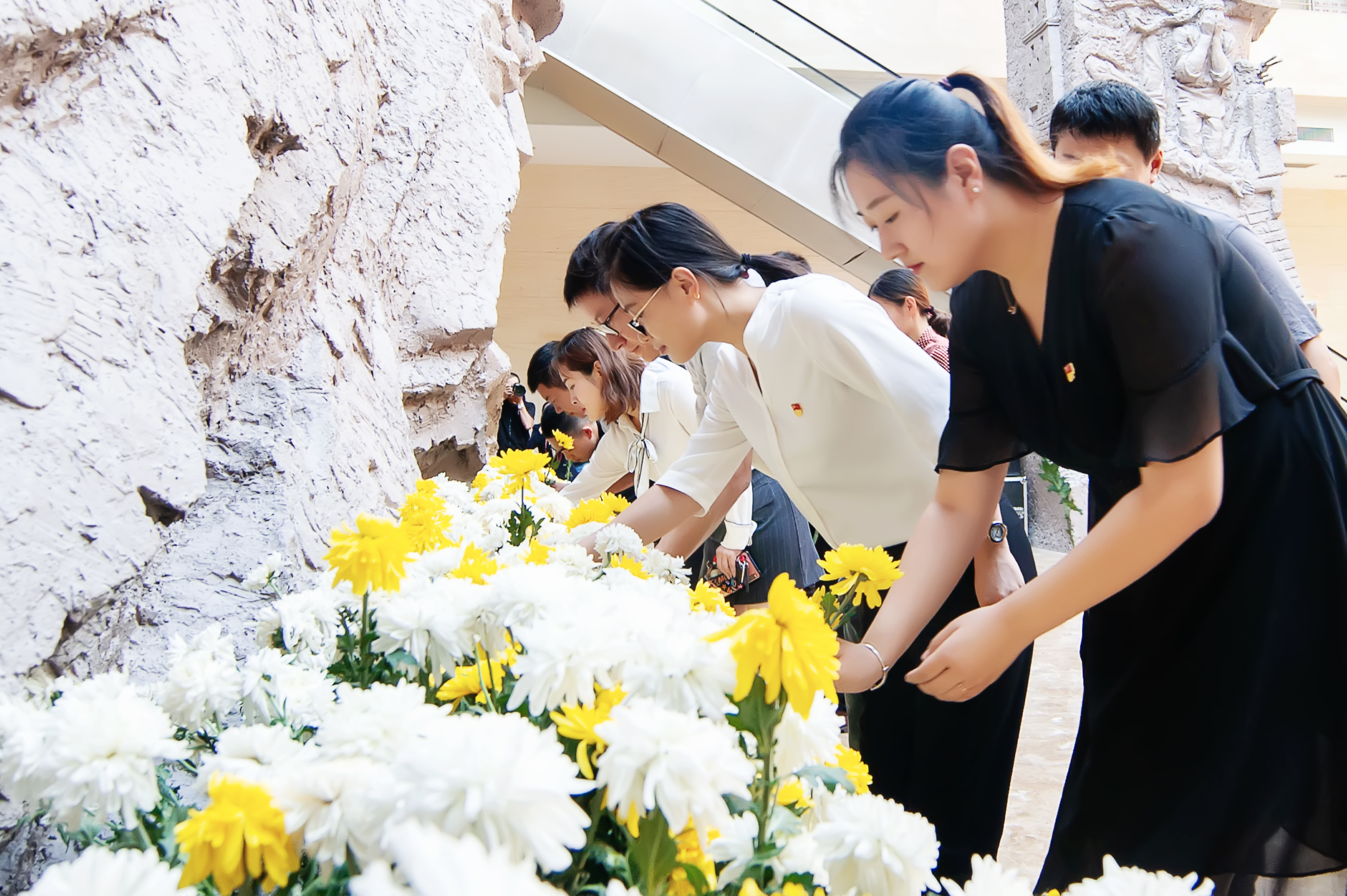在第六个烈士纪念日，全市各界向革命烈士献花。