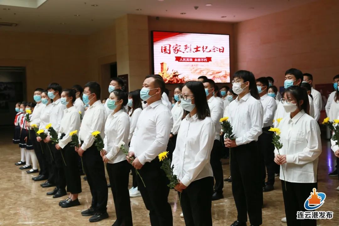 连云港市举行向革命烈士献花仪式